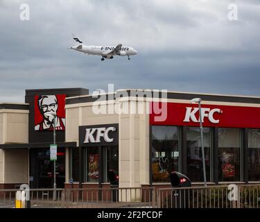 Londres, aéroport de Heathrow - 18 mars 2020 : un Airbus A320 Reg OH-LXL Finnair survolant KFC lors de son dernier vol vers LHR avant le verrouillage. Image A Banque D'Images