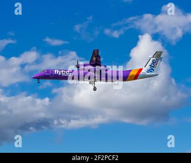 Londres, Heathrow Airport, Royaume-Uni, août 2017 - Turboprop Jet violet effectué par les compagnies aériennes Flybe arrivant sur terre. Image Abdul Quraishi Banque D'Images