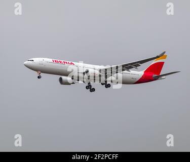 Londres, Heathrow Airport - janvier 2020: Iberia Airlines, Airbus A330, enregistrement EC-LUK atterrissage sur la piste 27L par une journée grise et couvert. Photograp Banque D'Images