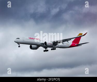 Londres, Heathrow Airport - Mars 2020: Iberia, Airbus A350-900, en vol par une journée nuageux sur son chemin à Londres Heathrow.. Image Abdul Quraishi Banque D'Images
