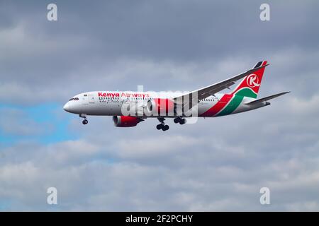 Royaume-Uni, Londres Heathrow, mars 2020 - vol de Kenya Airways pour la dernière fois dans Heathrow pendant le confinement. Contraste élevé et image claire de l'en-tête du plan à gauche. Espace Banque D'Images