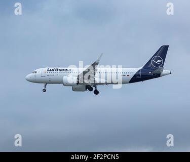 Londres, Heathrow Airport - Mars 2020: Lufthansa, Airbus A320neo , vue latérale de l'avion comme il flotte à travers une journée de ciel sur l'approche finale. Image Banque D'Images