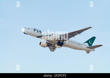 Londres, aéroport de Heathrow - avril 2020 : la compagnie aérienne internationale du Pakistan (PIA) débarque en rétractant le train d'atterrissage dans un ciel lumineux Banque D'Images