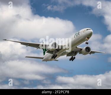 Londres, Heathrow Airport - février 2020: Pia, Pakistan International Airlines sur son approche finale par des nuages brisés. Image Abdul Quraishi Banque D'Images