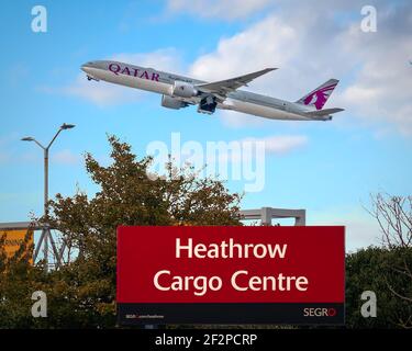 Heathrow, Royaume-Uni, octobre 2020. Qatar Airways, Boeing 777 qui passe devant le panneau Heathrow Cargo Center. Image Abdul Quraishi Banque D'Images