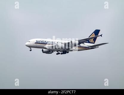 Royaume-Uni, Londres, Singapore Airlines, mars 2020 - Airbus A380 Super Jumbo survolant une journée. Vue de l'image de face gauche Abdul Quraishi Banque D'Images