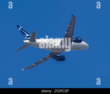 Londres, Royaume-Uni avril 2019. La compagnie aérienne roumaine, Tarom, Airbus A318, a capturé le vol aérien à travers un ciel bleu clair. Image Abdul Quraishi Banque D'Images