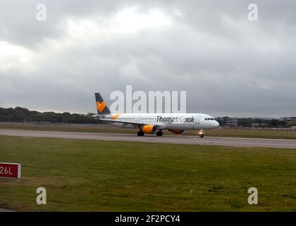 Londres Gatwick, Royaume-Uni, juin 2019. L'avion de ligne Airbus A321 Thomas Cook, qui s'arrête au décollage à la fin de la piste Banque D'Images