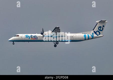 Londres, Heathrow Airport, Royaume-Uni, avril 2019 - turboréacteur Jet effectué par les compagnies aériennes Flybe arrivant sur terre. Image Abdul Quraishi Banque D'Images