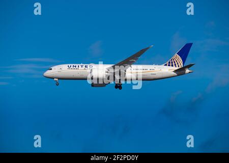 Londres, Royaume-Uni, octobre 2020. United Airlines, Boeing 787 Dreamliner survolant un ciel bleu clair et ensoleillé. Abdul Quraishi Banque D'Images