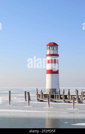 Phare sur le lac gelé Neusiedl, Podersdorf am See, Burgenland, Autriche Banque D'Images