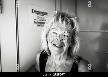 Allemagne, Bavière, Antdorf, semaine de fête de l'association traditionnelle de costumes. Portrait d'une femme du service des toilettes. Banque D'Images