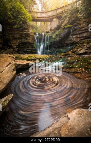 L'automne tourbillonne aux chutes d'Elakala, l'une des plus belles chutes d'eau de Virginie occidentale. Banque D'Images