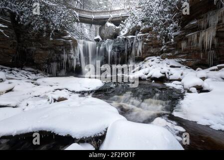 Une scène enneigée aux chutes d'Elakala dans le parc national de Blackwater Falls, Davis, Virginie-Occidentale. Banque D'Images