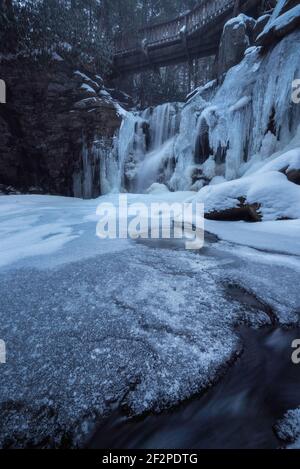 Une prise de vue d'une heure bleue matinale des chutes d'Elakala dans le parc national de Blackwater Falls, en Virginie occidentale. Banque D'Images