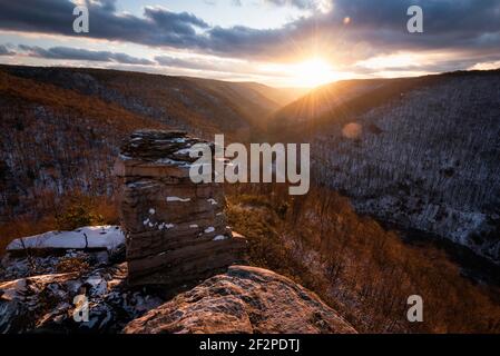 Un coucher de soleil glacial et grégueux du Blackwater Canyon depuis Lindy point dans le parc national de Blackwater Falls, Virginie-Occidentale. Banque D'Images