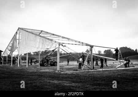 Allemagne, Bavière, Antdorf, semaine de fête de l'association traditionnelle de costumes. Cadre de tente pendant la construction. Banque D'Images