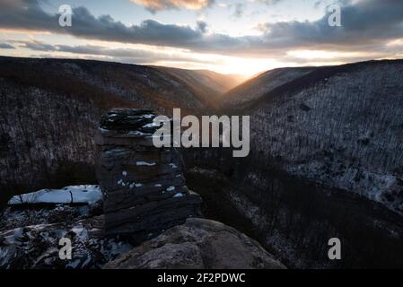 La lumière dorée remplit la vallée de Blackwater Canyon au parc national de Blackwater Falls en Virginie occidentale. Banque D'Images