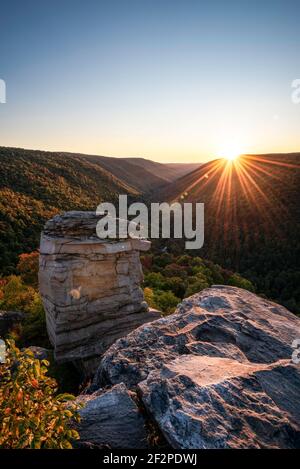 Un coucher de soleil clair à Lindy point début octobre surplombant le Blackwater Canyon à Davis, Virginie occidentale. Banque D'Images