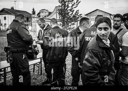 Allemagne, Bavière, Antdorf, semaine de fête de l'association traditionnelle de costumes. Personnel de sécurité à l'entrée du chapiteau. Banque D'Images