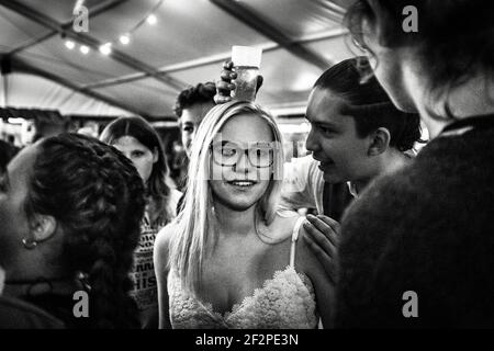 Allemagne, Bavière, Antdorf, semaine de fête de l'association traditionnelle de costumes. La jeune femme reçoit un verre avec la boisson retournée pendant la fête dans le chapiteau. Banque D'Images