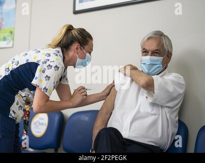 (210313) -- SANTIAGO, le 13 mars 2021 (Xinhua) -- le président du Chili, Sebastian Pinera, reçoit sa deuxième dose de vaccin COVID-19, mise au point par la société pharmaceutique chinoise Sinovac à Santiago, au Chili, le 12 mars 2021. (Bureau du Président chilien/document via Xinhua) Banque D'Images