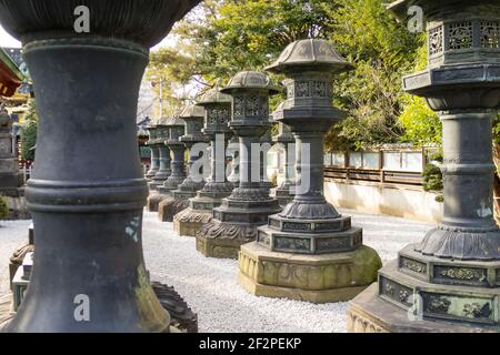 Des landes de bronze au sanctuaire Ueno Tosho-gu à Tokyo Banque D'Images