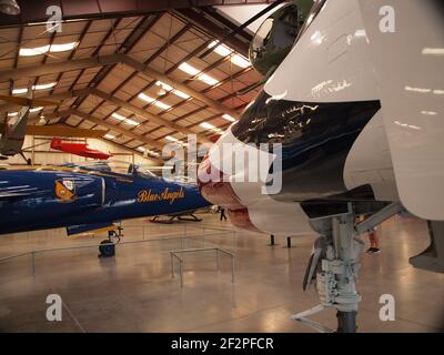 Musée de l'air et de l'espace de Pima, à Tucson, Arizona. L'intérieur montre le nez rouge, blanc et bleu d'un fantôme USAF Thunderbird F-4 et d'un Blue Angels Navy F-11. Banque D'Images