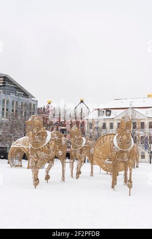 Allemagne, Saxe-Anhalt, Magdebourg, chevaux illuminés sur la place de la cathédrale de Magdebourg derrière elle sont la Norddeutsche Landesbank, la Maison Hundertwasser 'Citadelle verte' et le Parlement d'état de Saxe-Anhalt. Banque D'Images
