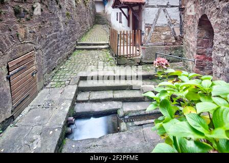 Stadtborn, source, façade de maison, porte avant, mur de ville, Vieille ville historique, Steinau an der Strasse, quartier de main-Kinzig, Hessen, Allemagne, Europe Banque D'Images