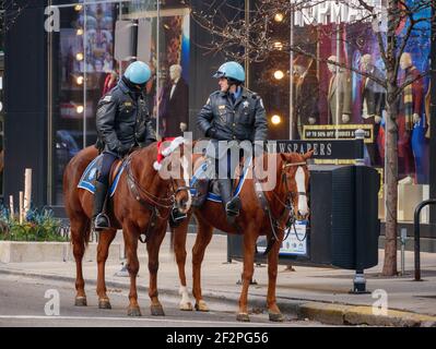 Deux policiers montés à Chicago. Banque D'Images