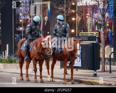 Deux policiers montés à Chicago. Banque D'Images