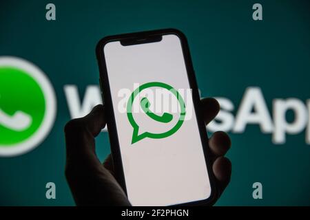 LONDRES, Royaume-Uni - Mars 2021 : logo du service de messagerie en ligne WhatsApp sur un smartphone Banque D'Images