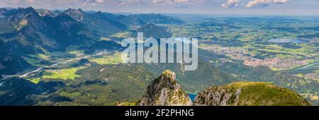 Panorama de Säuling, 2047m, du Tannheimer Berge, Vils, dans le district de Reutte au Tyrol, Autriche, ainsi que Falkensteinkamm, Weissensee, Füssen et Hopfensee, Ostallgäu, Bavière, Allemagne, Europe Banque D'Images