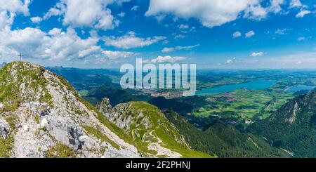 Panorama de Säuling, 2047m, du Tannheimer Berge, Vils, dans le district de Reutte au Tyrol, en Autriche, ainsi que Falkensteinkamm, Weissensee, Füssen, Hopfensee, Forggensee et Bannwaldsee, Ostallgäu, Bavière, Allemagne, Europe Banque D'Images