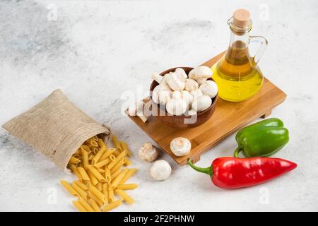 Ensemble de champignons blancs, pâtes, piments et olives extra vierges Banque D'Images