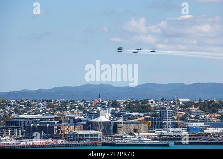 Un fluypast par formation de six navires T-6C Texan II du Royal New Zealand Air Force over the America’s Cup Village À Auckland, Nouvelle-Zélande Banque D'Images