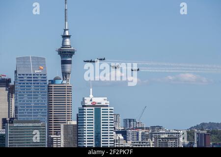 Un fluypast par formation de six navires T-6C Texan II du Royal New Zealand Air Force over the America’s Cup Village À Auckland, Nouvelle-Zélande Banque D'Images