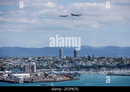 Un fluypast par un Boeing 757-2K2 et P-3K2 Orion de La Royal New Zealand Air Force à l’occasion de la coupe de l’Amérique Village d'Auckland Nouvelle-Zélande Banque D'Images