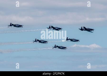 Un fluypast par formation de six navires T-6C Texan II du Royal New Zealand Air Force over the America’s Cup Village À Auckland, Nouvelle-Zélande Banque D'Images