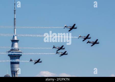 Un fluypast par formation de six navires T-6C Texan II du Royal New Zealand Air Force over the America’s Cup Village À Auckland, Nouvelle-Zélande Banque D'Images