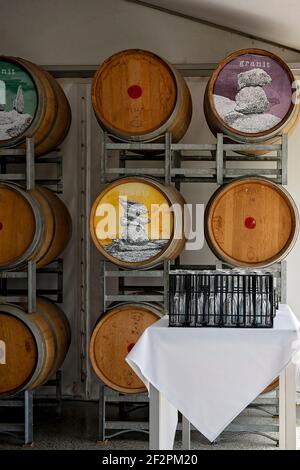 Brisbane, Queensland, Australie - mars 2021 : fûts de vin décorés exposés dans un restaurant de domaine Banque D'Images