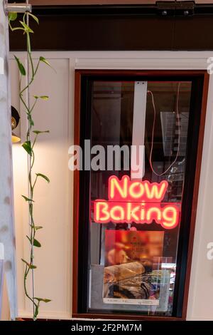 Brisbane, Queensland, Australie - Mars 2021 : ouverture de la fenêtre du restaurant « Now Baking » Banque D'Images