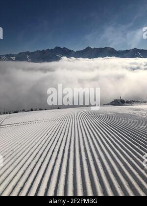 Domaine skiable de Bergeralm, piste de ski, fraîchement préparé, paysage d'hiver, nature, mer de nuages, Wipptal, Col de Brenner, Innsbruck, Steinach am Brenner, Tyrol, Autriche Banque D'Images