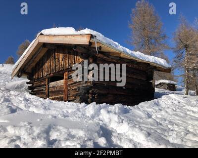 Holzstadel enneigée, domaine skiable de Bergeralm, paysage d'hiver, nature, Wiptal, Col de Brenner, Innsbruck, Steinach am Brenner, Tyrol, Autriche Banque D'Images