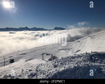 Domaine skiable de Bergeralm, piste de ski, paysage d'hiver, panorama d'hiver, nature, mer de nuages, Wipptal, Col de Brenner, Innsbruck, Steinach am Brenner, Tyrol, Autriche Banque D'Images