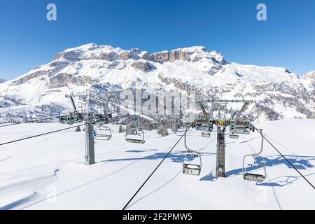 Hiver 2020/21, région de Dolomites Superski, carrousel de ski, pas de sports d'hiver, crise corona, remontées mécaniques fermées pour éviter les foules et combattre la pandémie du coronavirus, alpes, dolomites, italie Banque D'Images