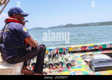 Kisumu, Nyanza, Kenya. 9 mars 2021. Bahati Mayoma et Hassan Shaffir, co-constructeur de bateaux FlipFlopi vu à côté de micro-échantillonneurs d'eau en plastique pendant les enquêtes.Bahati Mayoma, un chercheur tanzanien se spécialisant dans l'écologie aquatique et la gestion de la pollution étudie l'étendue de la pollution micro-plastique dans le lac Victoria. Crédit : James Wakibia/SOPA Images/ZUMA Wire/Alay Live News Banque D'Images