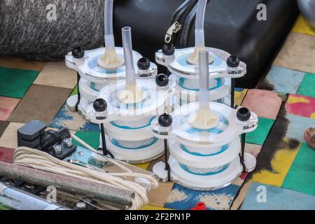 Kisumu, Nyanza, Kenya. 9 mars 2021. Des filtres pour l'échantillonnage de microplastiques en eau profonde vus pendant les enquêtes. Bahati Mayoma, un chercheur tanzanien spécialisé dans l'écologie aquatique et la gestion de la pollution, étudie l'étendue de la pollution de micro-plastique dans le lac Victoria. Crédit : James Wakibia/SOPA Images/ZUMA Wire/Alay Live News Banque D'Images