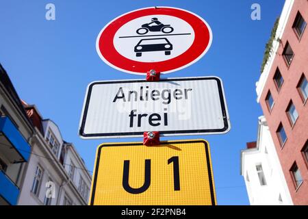 Panneau interdiction d'entrée, de déviation, chantier de construction cordon avec maisons résidentielles et rue, Brême, Allemagne Banque D'Images